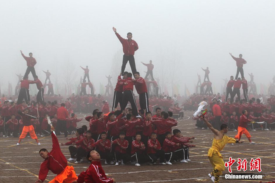 2015年11月10日，河南郑州，河南青少年少林足球训练基地在登封少林塔沟武校挂牌。