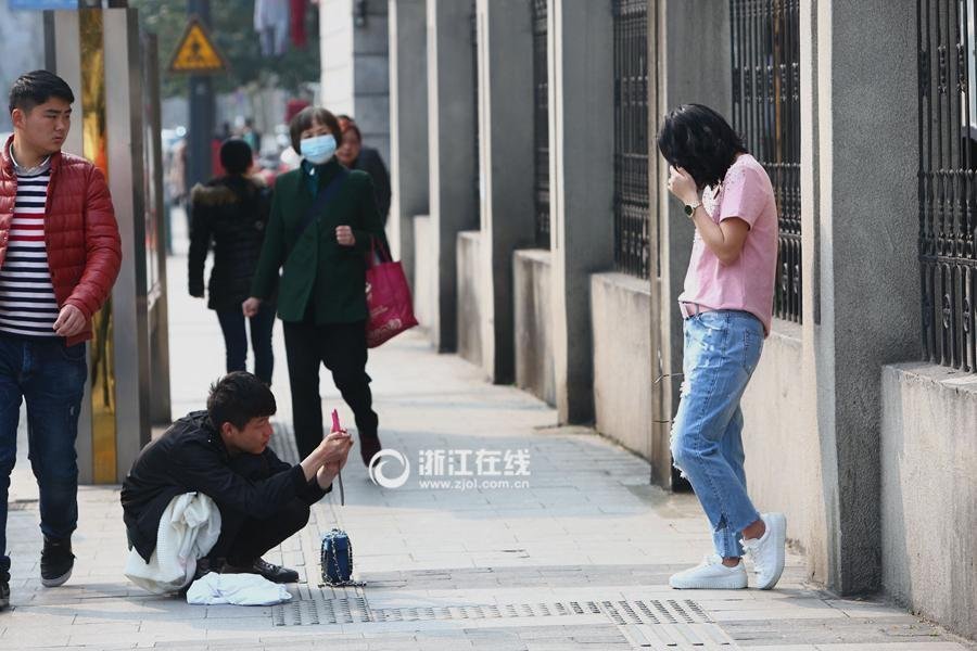 杭州网模拍摄样照 美女当街换衣裤