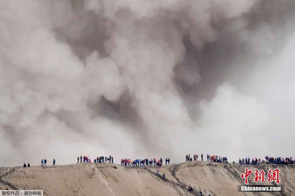 村民冒死去火山口祭祀 说走就走