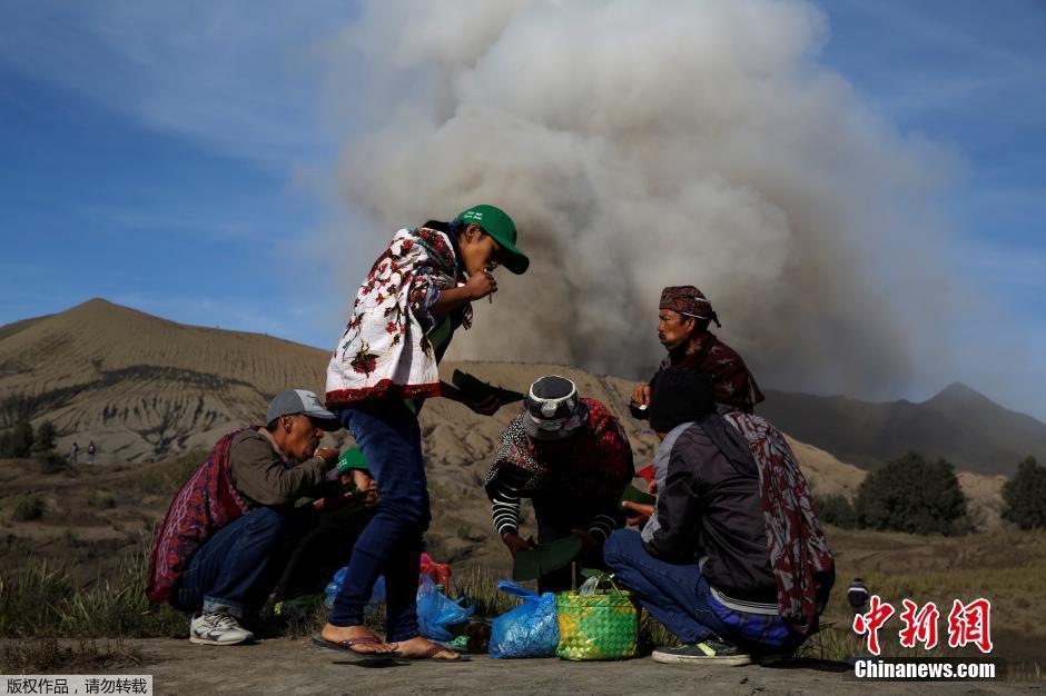 村民冒死去火山口祭祀 说走就走