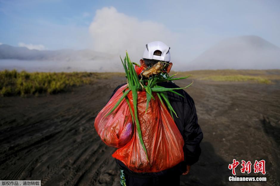 村民冒死去火山口祭祀 说走就走