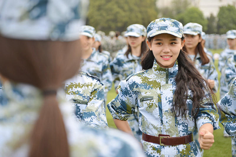 南艺新生军训照爆红：女生颜值爆表 如花美貌清纯动人(图)