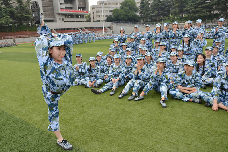 南艺新生军训照爆红：女生颜值爆表 如花美貌清纯动人(图)