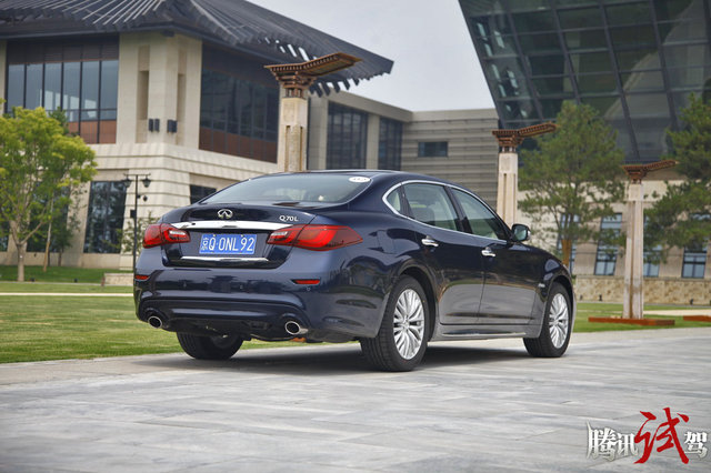 试驾2015款英菲尼迪Q70L 3.5L 奢华版HYBRID