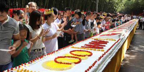 两千余民众共同庆生分享蛋糕