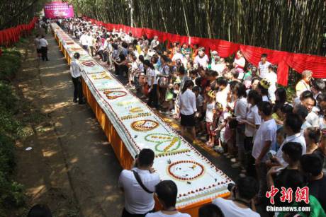 两千余民众共同庆生分享蛋糕