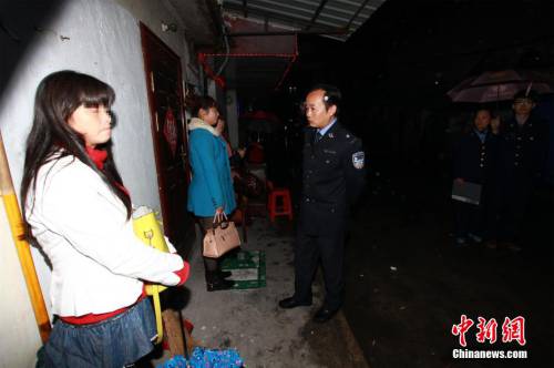 湖北警方夜查 一夜抓获79名有偿陪侍女