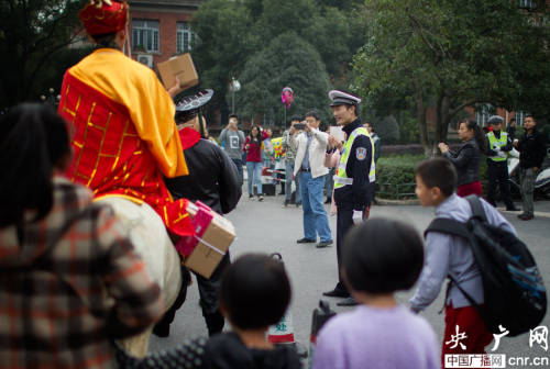 唐僧师徒变身快递哥在长沙街头送货