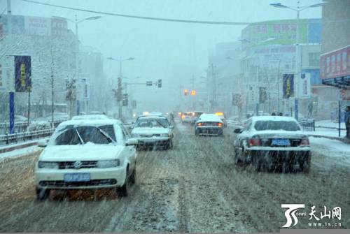 新疆塔城地区普降大雪 市民出行受阻