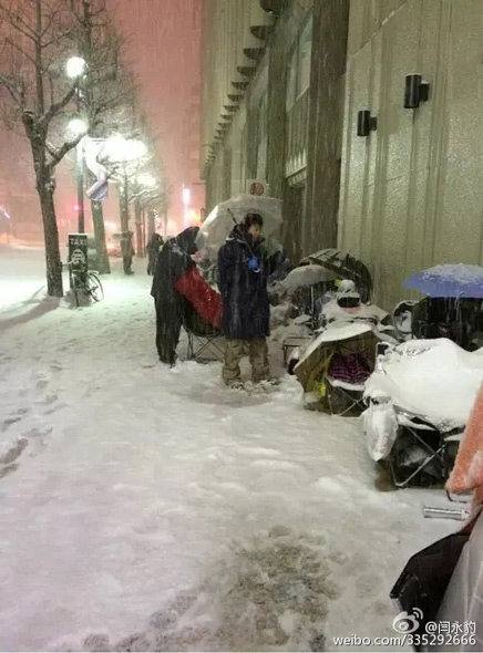 日本果粉雪夜排队 警察拍肩确认死活