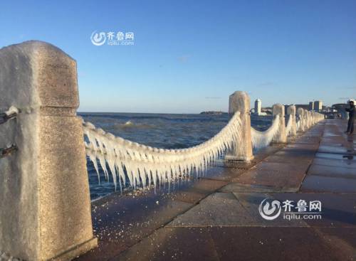 烟台滨海广场现冰凌美景 绵延千米