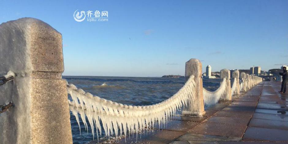 烟台滨海广场现冰凌美景 绵延千米