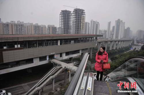 重庆土坡上建自动扶梯 便于市民出行