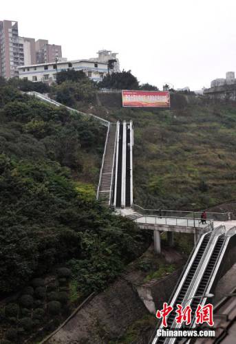 重庆土坡上建自动扶梯 便于市民出行