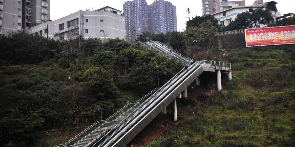 重庆土坡上建自动扶梯 便于市民出行