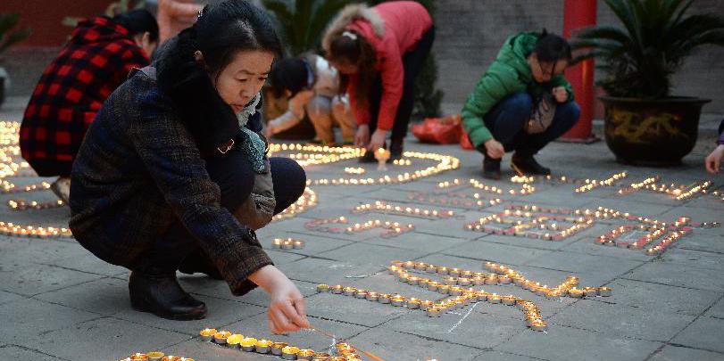 西安民众点燃万盏酥油灯祈福新春