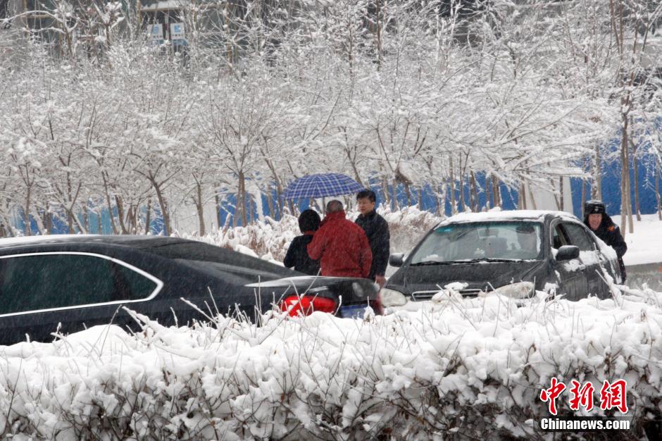 乌鲁木齐大雪纷飞30小时 重回