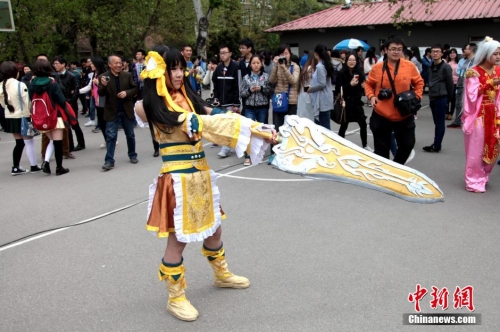 “Cosplay”美女云集西安交大樱花节