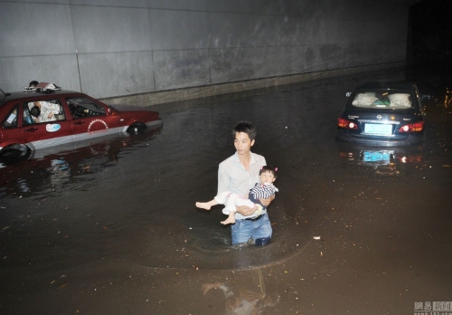 广州多地出现水浸堵车