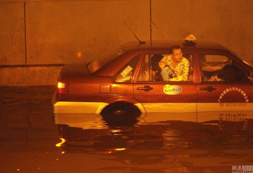 广州多地出现水浸堵车