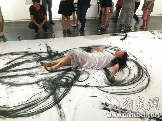 女大学生以人体作画 展现女性之美