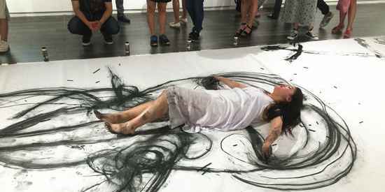 女大学生以人体作画 展现女性之美