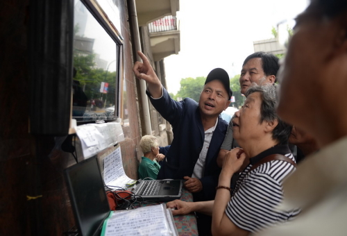 上海街头再现“马路股市沙龙”