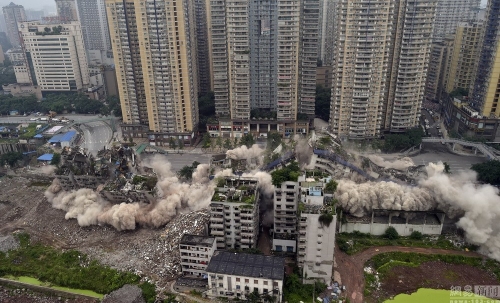 重庆闹市爆破拆除大楼