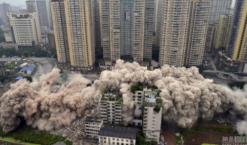 重庆闹市爆破拆除大楼