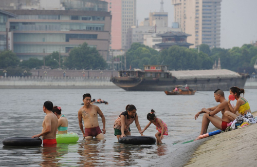 武汉热浪滚滚 市民桥墩跳水