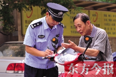 社区民警赵守在向辖区居民了解情况