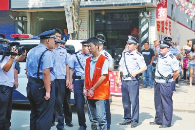 “划脸男”常某指认现场