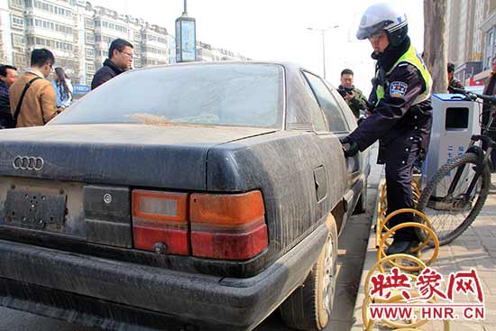 民警正在检查车辆