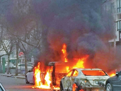 郑州街头高压线着火殃及路边6辆车