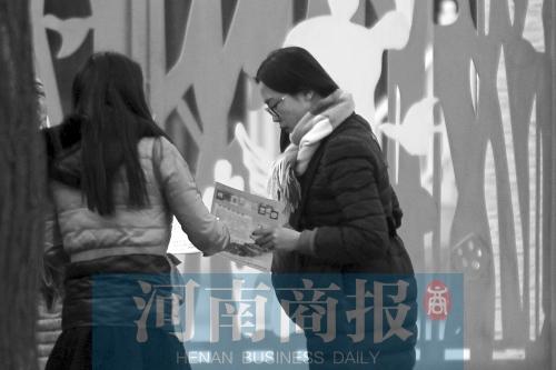 老师兼职办培训班有偿补课 退休教授年入近百万