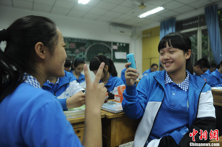 图为同学们相互拍照。