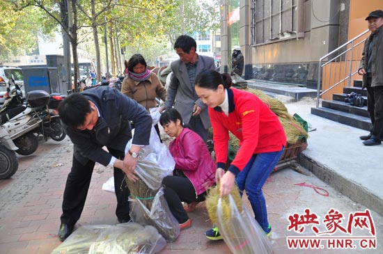 爱心市民在购买粉条