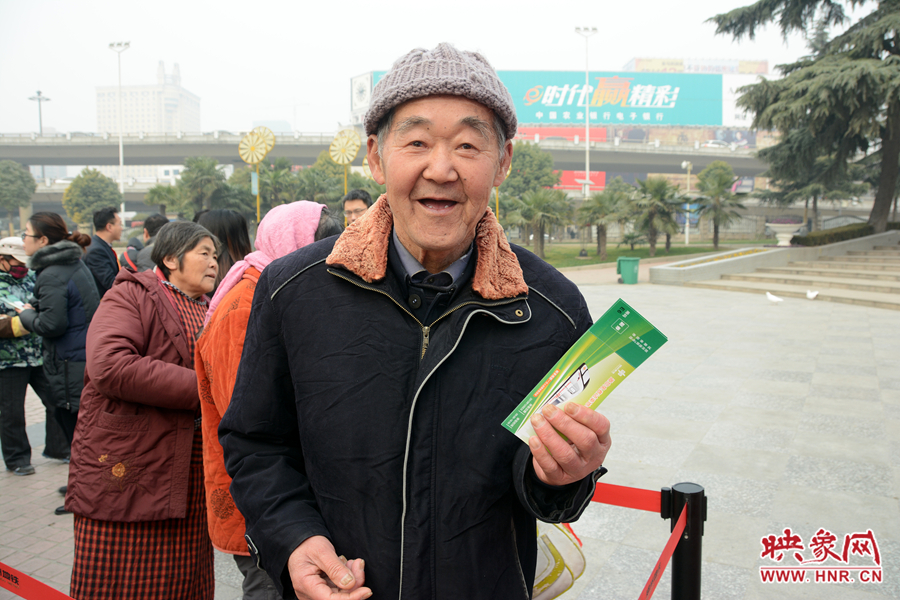 拿到地铁试乘券的大爷露出了开心的笑容