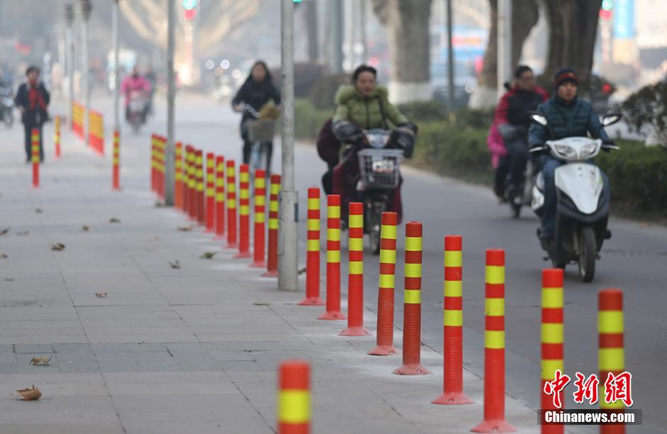 南京街头隔离桩密布 市民穿行似走“梅花阵”