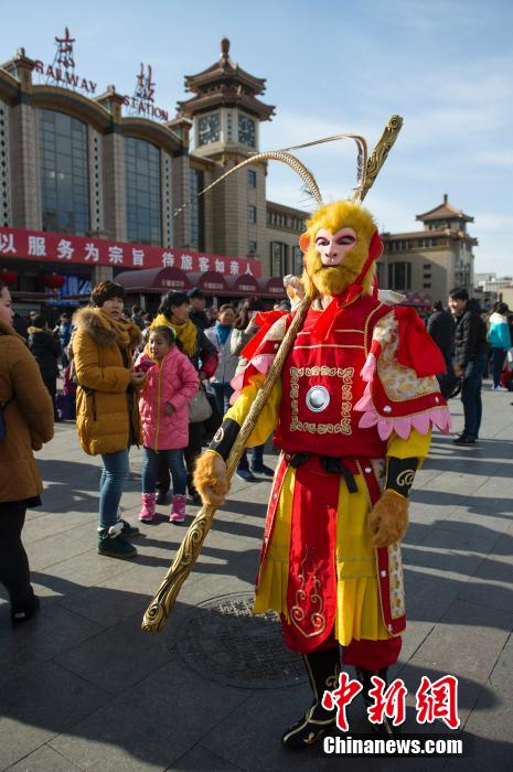 孙悟空“快闪”北京站 售票厅排队买票