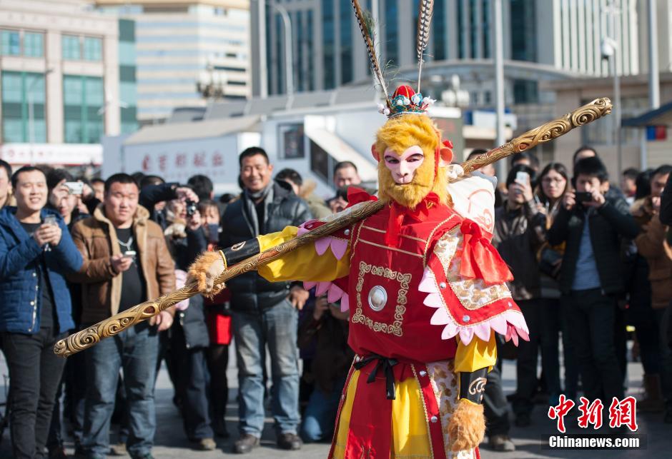 孙悟空“快闪”北京站 售票厅排队买票