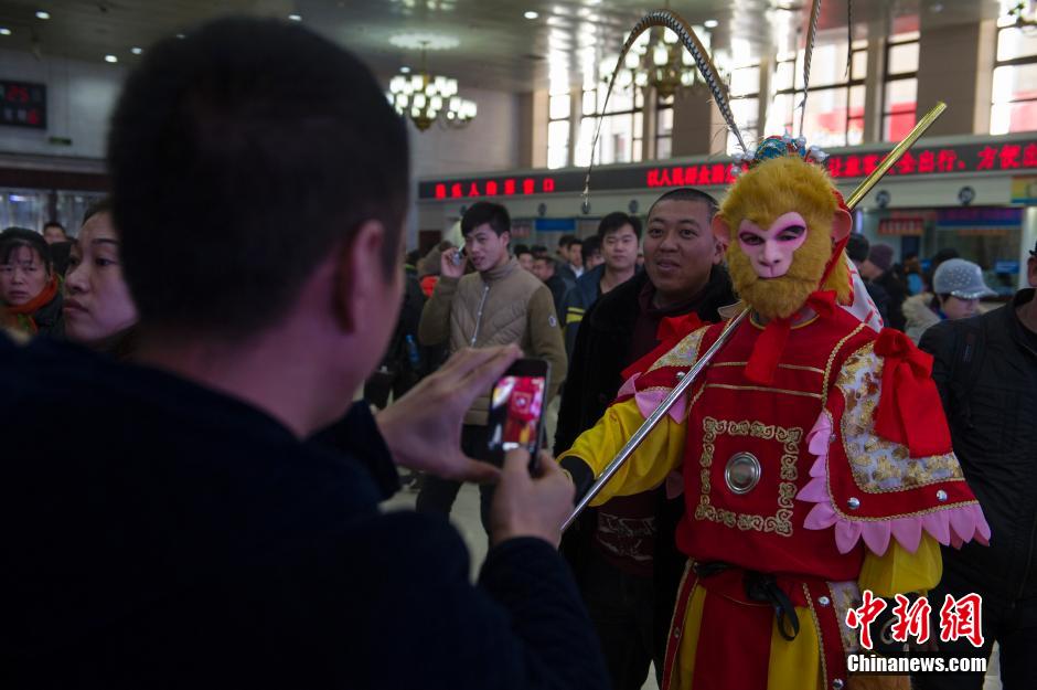 孙悟空“快闪”北京站 售票厅排队买票