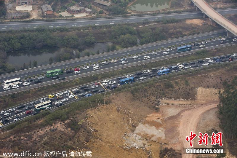 航拍春运路况 广河长深高速交界车队绵延几公里