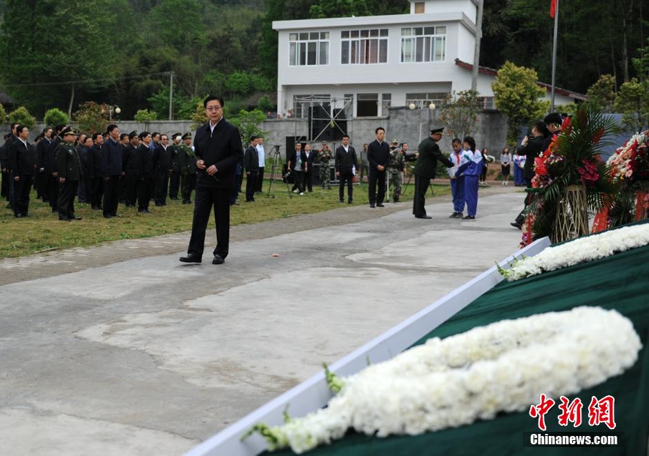 四川举行纪念“4·20”芦山地震一周年活动