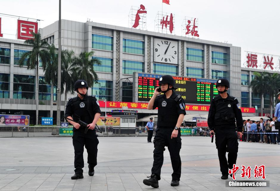 图为广州特警在案发现场戒备。