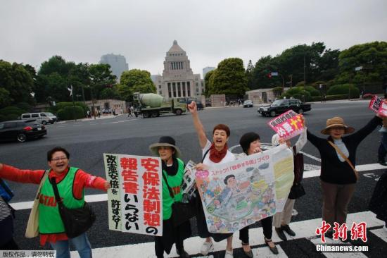 当地时间5月13日，日本示威者在位于东京的国会议事堂外高喊口号，反对日本政府计划修宪以解禁自卫权。