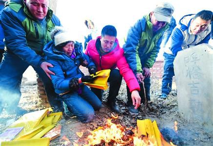 昨日，呼格吉勒图的父母揣着无罪判决书的复印件来到儿子坟前祭奠。　/新华社