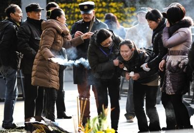 昨日，上海，外滩踩踏事件遇难者家属来到事发地献花祭奠。