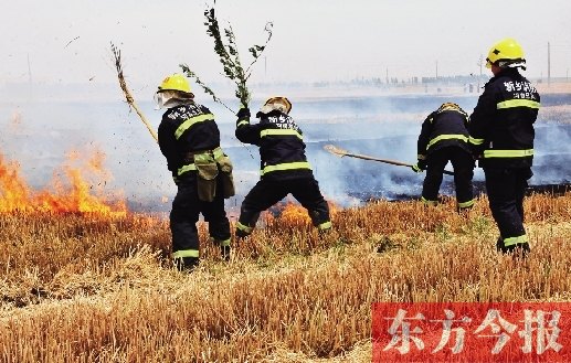 消防队员在灭火