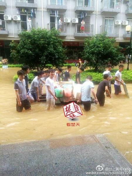 武汉暴雨 高校男生集体为女大学生送饭